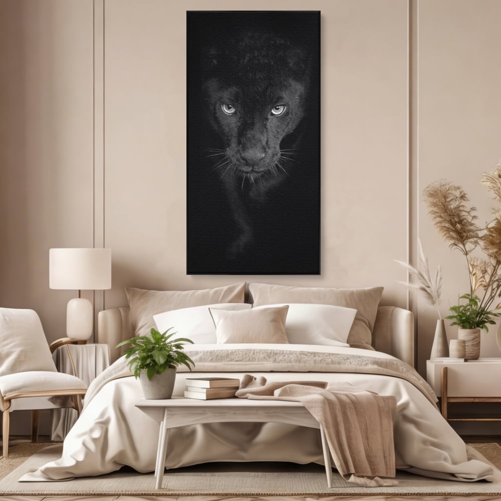 Tablou canvas cu tablou canvas cu pantera neagra, in rama de aluminiu negru, pe perete intr-un dormitor